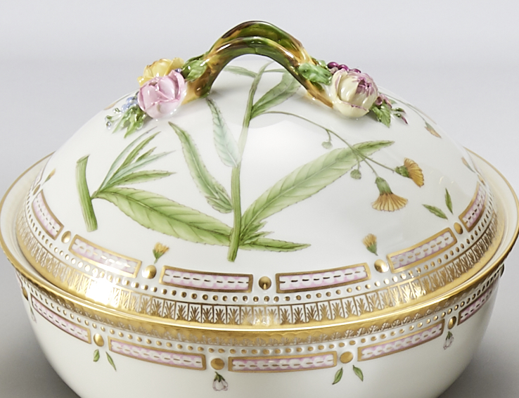 plastische Verzierungen auf Royal Copenhagen Porzellan